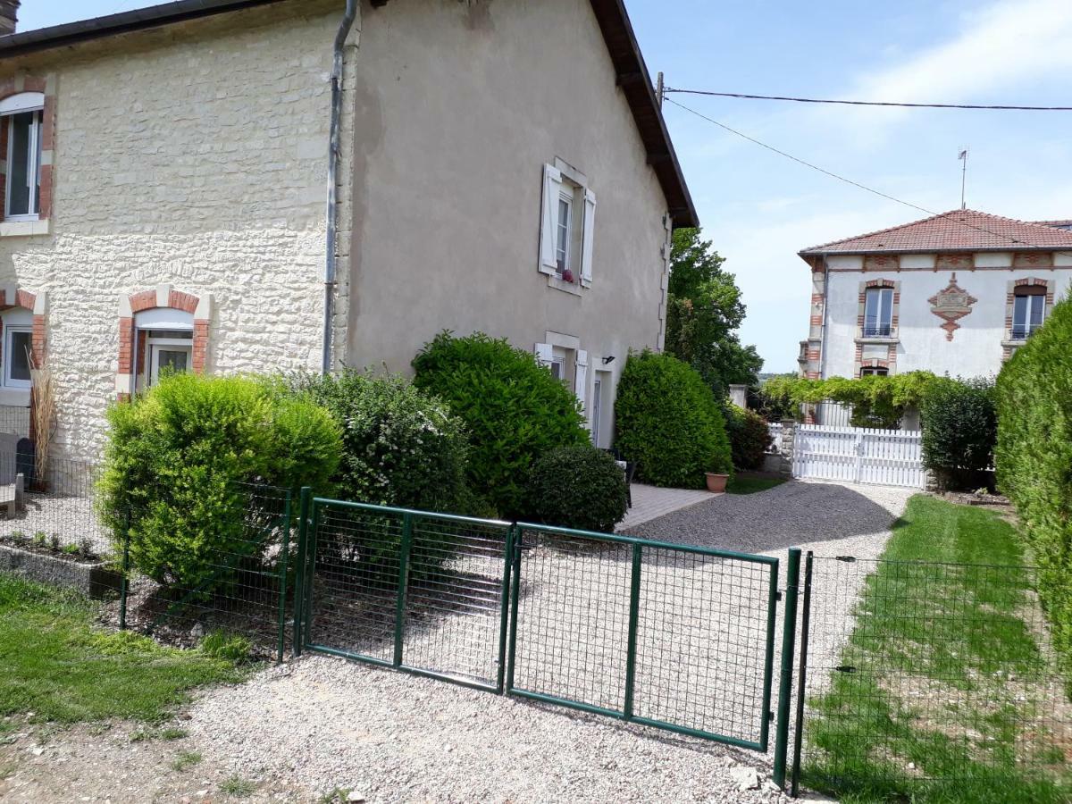 Gite Aux Lauriers Lacroix-sur-Meuse Esterno foto