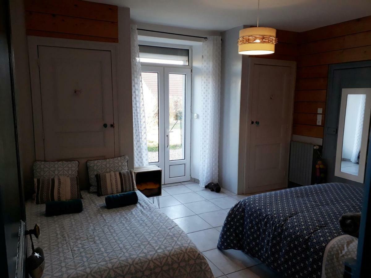 Gite Aux Lauriers Lacroix-sur-Meuse Esterno foto