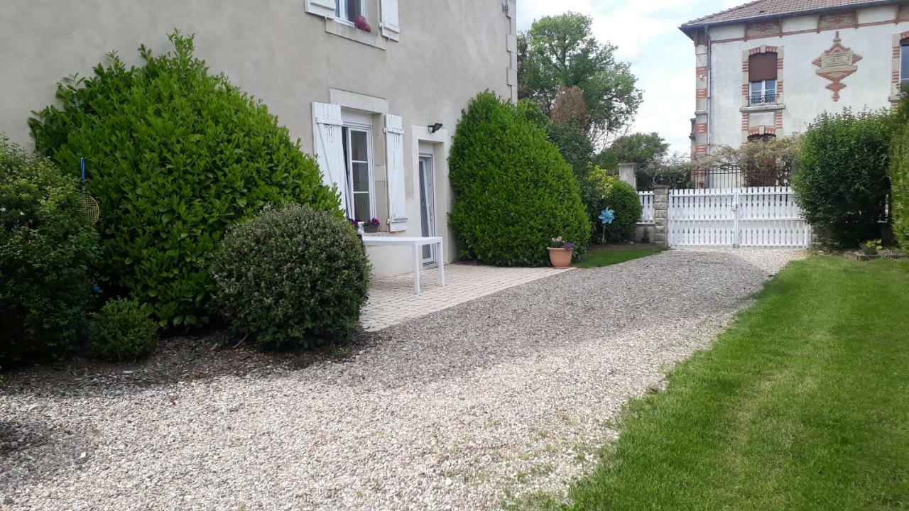 Gite Aux Lauriers Lacroix-sur-Meuse Esterno foto